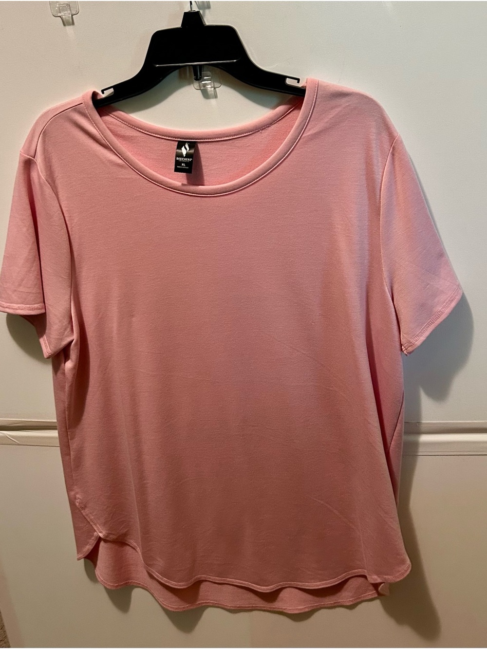 Woman’s Sketchers SS casual shirt in a pretty peach color.  XL